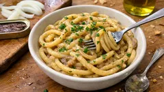 Bigoli in salsa alla veneta: cipolle stufate e acciughe per una crema perfetta