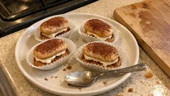 Mini tiramisù monoporzione: crema senza uova e tocco di nocciola, pronti in pochi minuti