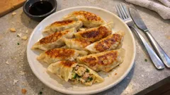 Gyoza fatti in casa: croccanti sotto, morbidi sopra con la cottura “fry & steam”