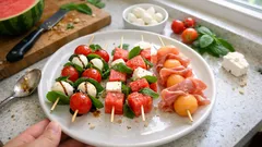 Spiedini estivi senza cottura: 3 idee fresche (caprese, cocomero e feta, prosciutto e melone)