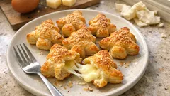 Alberelli di sfoglia filanti all’Asiago: l’antipasto delle Feste pronto in 20 minuti