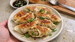 Ravioli cinesi alla piastra: croccanti sotto, morbidi sopra (come al ristorante)