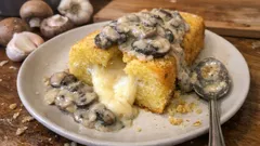 Tronchetto di polenta al forno con taleggio e salsa ai funghi: morbido e filante