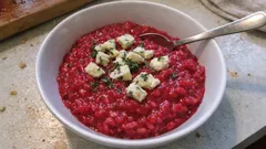 Risotto alla barbabietola e gorgonzola: cremoso, color rubino e pronto senza complicazioni