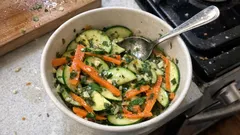 Zucchine e carote marinate a crudo: il contorno fresco che si prepara in anticipo