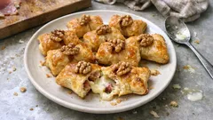 Fiocchetti di sfoglia con speck e scamorza: croccanti fuori, filanti dentro