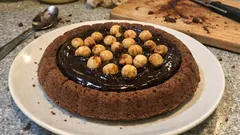Crostata morbida al cioccolato e nocciole: base soffice nello stampo furbo e ganache lucida