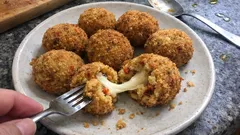 Polpette di peperoni e patate in friggitrice ad aria: croccanti fuori, filanti dentro