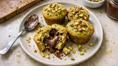 Muffin al pistacchio ripieni di Nutella: soffici, profumati e con cuore cremoso