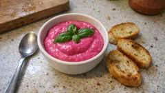 Maionese rosa alla barbabietola: la salsa cremosa che dà colore a crostini e panini