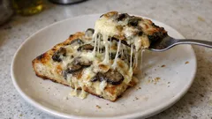 Pizza in teglia 4 formaggi e funghi: impasto alto e formaggi filanti
