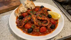 Polpo alla luciana in umido: il trucco della cottura lenta per un sugo da scarpetta