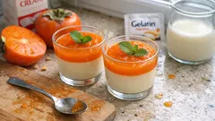 Panna cotta ai cachi in bicchierini: crema alla vaniglia e gelée fruttata