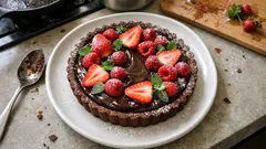 Crostata cioccolato e fragole: frolla al cacao e crema vellutata, facile da fare
