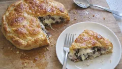 Torta salata radicchio e scamorza: sfoglia croccante e cuore filante