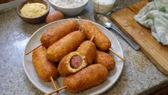 Corn dog fatti in casa: pastella di mais che aderisce e fritto croccante