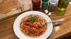 Spaghetti alla marinara: il sugo veloce al pomodoro che profuma d’origano