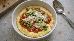 Polenta cremosa al sugo di carciofi e piselli: pronta in 20 minuti