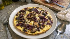 Frittata funghi e radicchio: la cena veloce che resta morbida e saporita