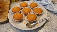 Camille di carote soffici come al bar: con arancia e mandorle, senza burro