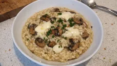 Risotto funghi e stracchino: cremoso senza panna, perfetto per una cena veloce