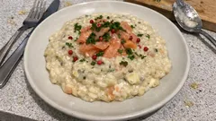 Risotto salmone e gorgonzola cremoso: il trucco della mantecatura fuori dal fuoco