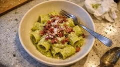 Pasta fave e pancetta: cremosa, saporita e pronta con pochi ingredienti