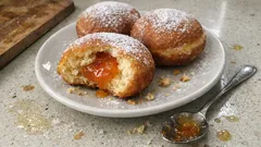 Krapfen alla confettura di albicocche: soffici, leggeri e con la classica fascia chiara