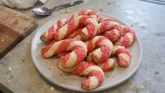 Biscotti candy cane bicolore: la frolla natalizia intrecciata che riesce sempre