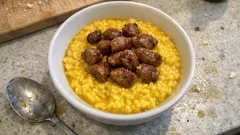 Risotto alla monzese cremoso: luganega rosolata e zafferano al punto giusto
