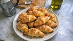 Cornetti salati allo yogurt: senza burro e senza lievitazione, pronti in poco tempo