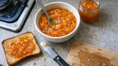 Marmellata di clementine fatta in casa: con scorze morbide e un tocco di limoncello