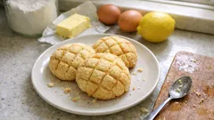 Melonpan giapponese fatto in casa: brioche soffice con guscio di frolla croccante