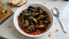 Cozze alla tarantina: il sughetto al pomodoro piccante che invita alla scarpetta