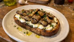 Crostoni ai funghi pleurotus e caprino: l’antipasto caldo che si fa in padella