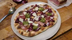 Pinsa croccante con radicchio, speck e noci: cena veloce pronta in pochi minuti