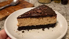 Cheesecake al caffè e cioccolato fondente: cremosa, al forno e sempre d’effetto