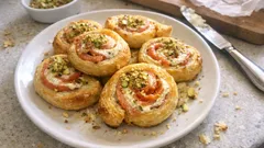 Girelle di sfoglia salmone e pistacchio: l’antipasto veloce che fa subito festa