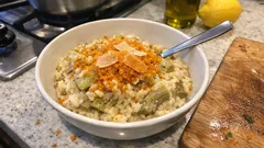 Risotto carciofi e bottarga: cremoso e sapido, con la bottarga aggiunta all’ultimo