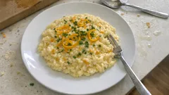 Risotto all’arancia cremoso: il trucco delle scorze sbollentate per un profumo delicato