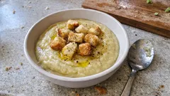 Purè di fave cremoso: la ricetta semplice con alloro e olio a crudo