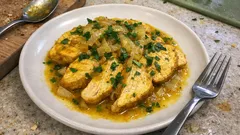 Petto di tacchino alla curcuma in padella: pronto in pochi minuti e super profumato