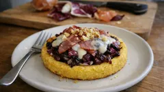 Crostata di polenta al forno con radicchio, speck e gorgonzola: croccante e cremosa
