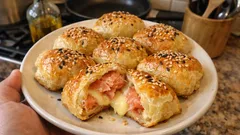 Bombette di sfoglia con salmone e formaggio: l’antipasto caldo pronto in 20 minuti