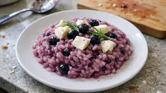 Risotto ai mirtilli cremoso: il passo semplice per un risultato “all’onda”