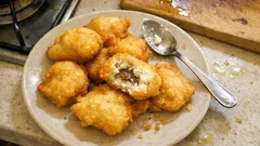 Crispeddi siciliani di zia Graziella: soffici dentro, dorati fuori (ricotta o acciughe)