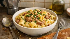 Pasta patate e salsiccia: cremosa senza panna, con nocciole croccanti