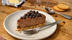 Torta fredda ricotta e cioccolato: crema vellutata e base di biscotti (senza forno)