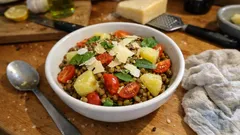 Insalata di lenticchie con patate, pomodorini e Grana: il piatto unico che si prepara in anticipo