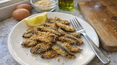 Alici panate al forno: la marinatura uovo e limone per una crosticina davvero dorata